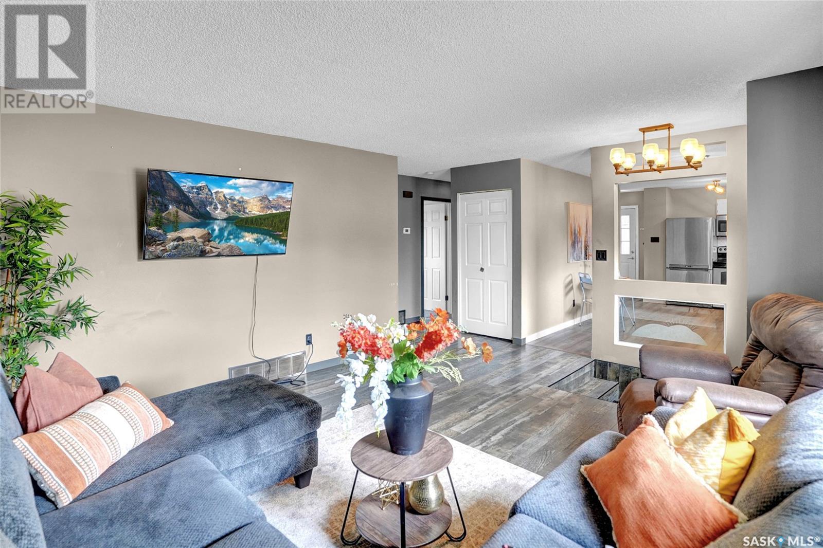 Photo 8 of 1502 Vaughan Street, Moose Jaw SK