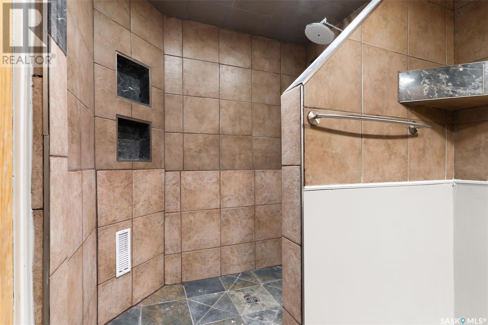 Photo 3 of 430 St John Street, Regina SK