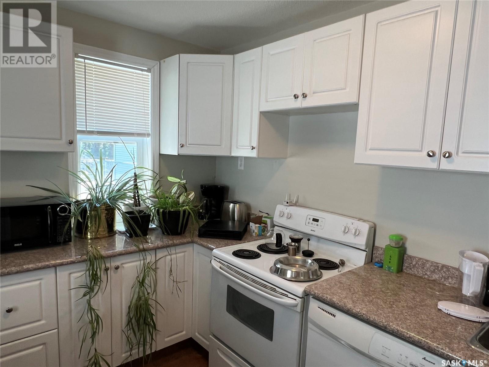 Photo 5 of 2835 Dewdney Avenue, Regina SK
