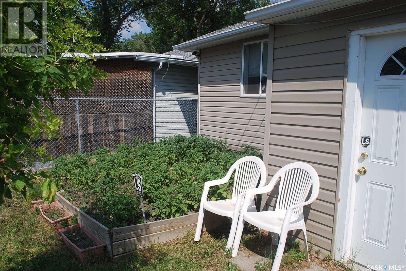 Photo 3 of 2835 Dewdney Avenue, Regina SK