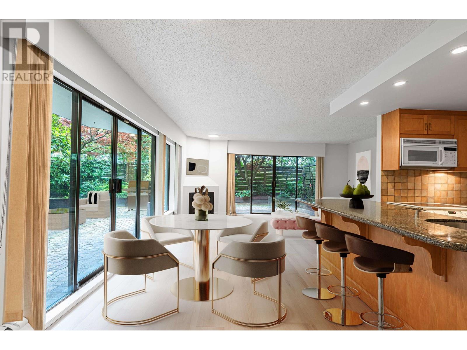 102 747 17TH STREET, West Vancouver