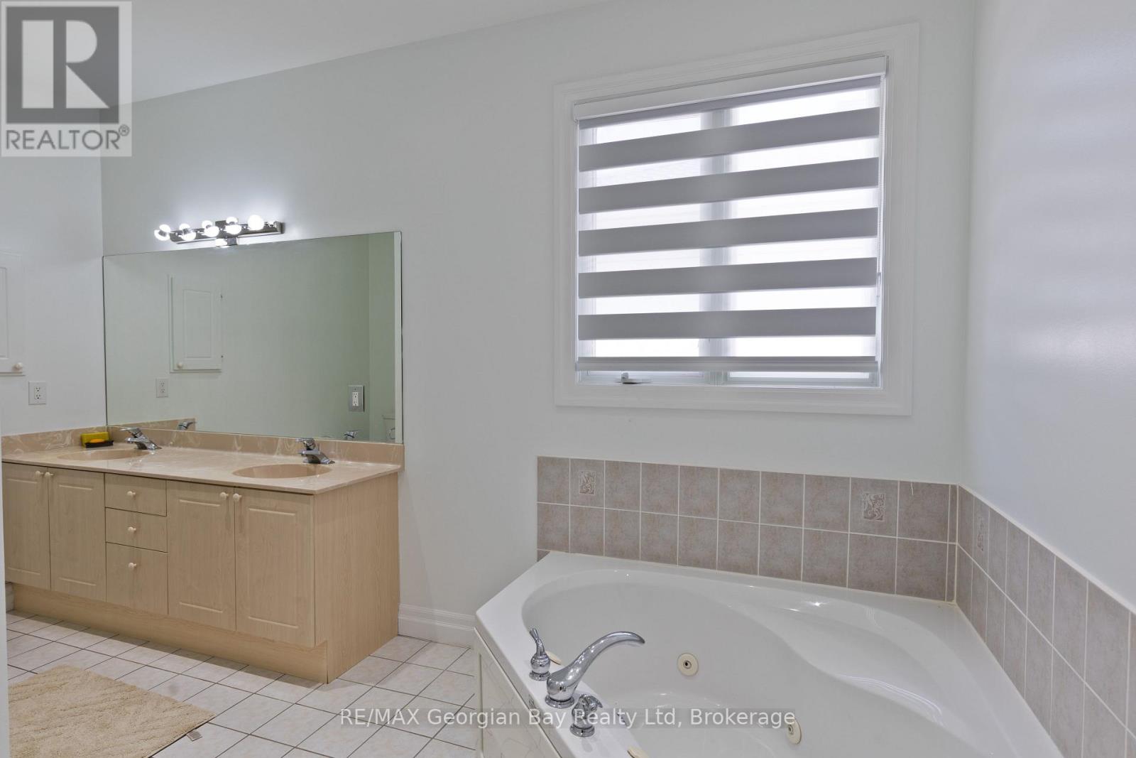 Photo 7 of 369 Aberdeen Boulevard, Midland ON