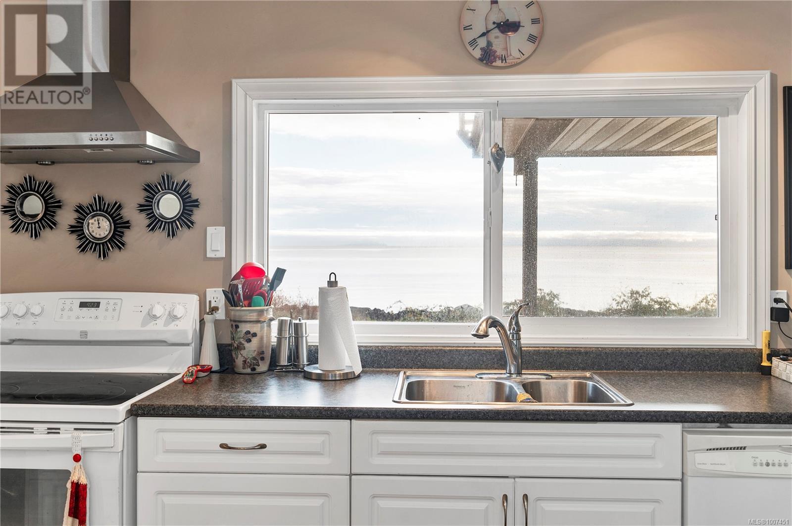 Photo 3 of 4007 Island Hwy S, Campbell River BC