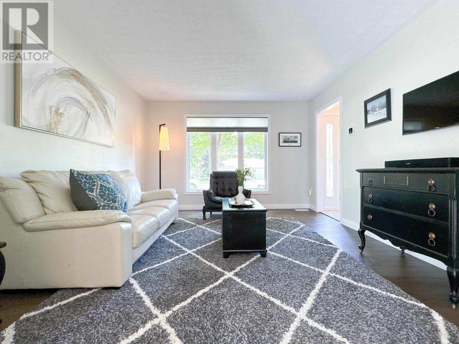 Single Family House for Sale in  Nottingham Avenue Sherwood 
