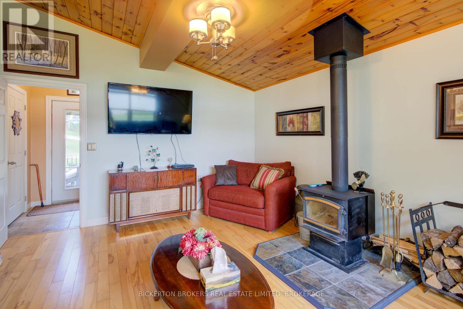 Photo 27 of 70 Kerry Point Road, Leeds And The Thousand Islands ON