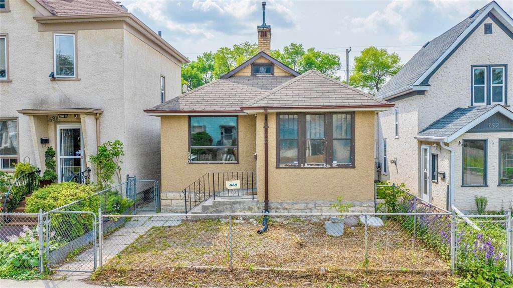 Photo 2 of 690 Victor Street, Winnipeg MB
