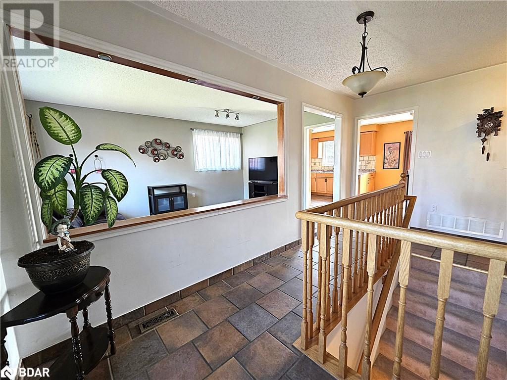 Photo 3 of 32 Carter Crescent, Orillia ON