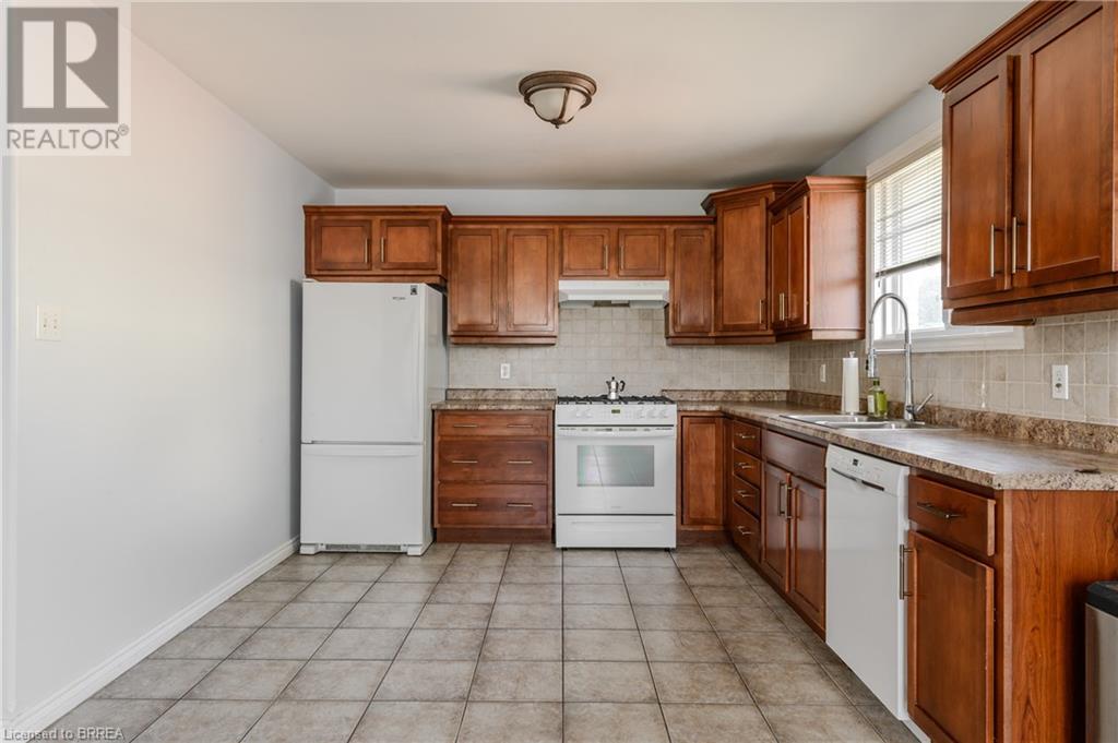 Photo 23 of 880 A Colborne Street, Brantford ON