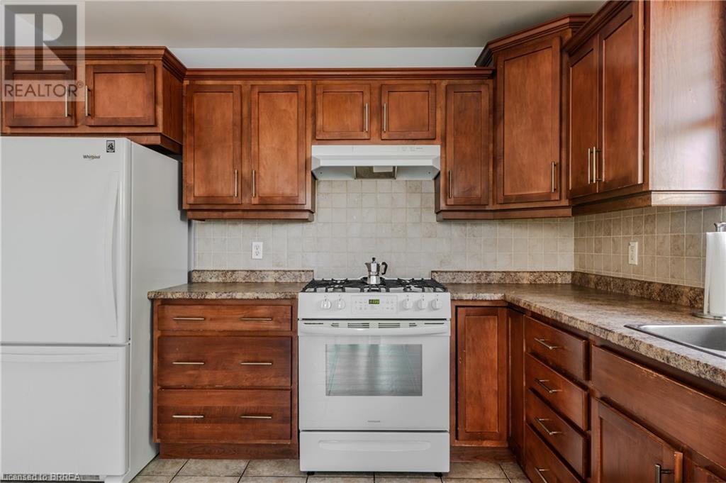 Photo 14 of 880 A Colborne Street, Brantford ON