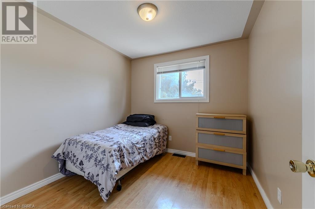 Photo 25 of 880 A Colborne Street, Brantford ON