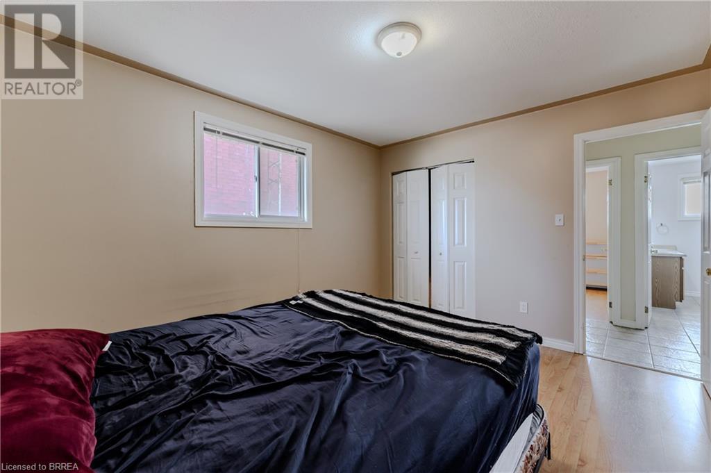 Photo 27 of 880 A Colborne Street, Brantford ON