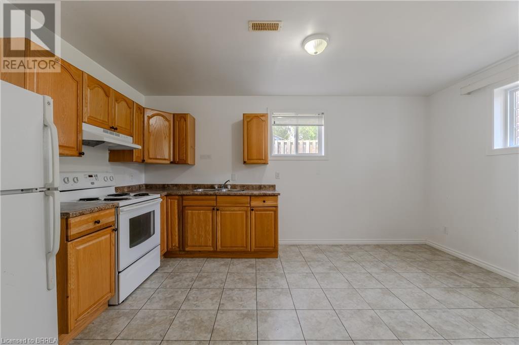 Photo 3 of 880 A Colborne Street, Brantford ON