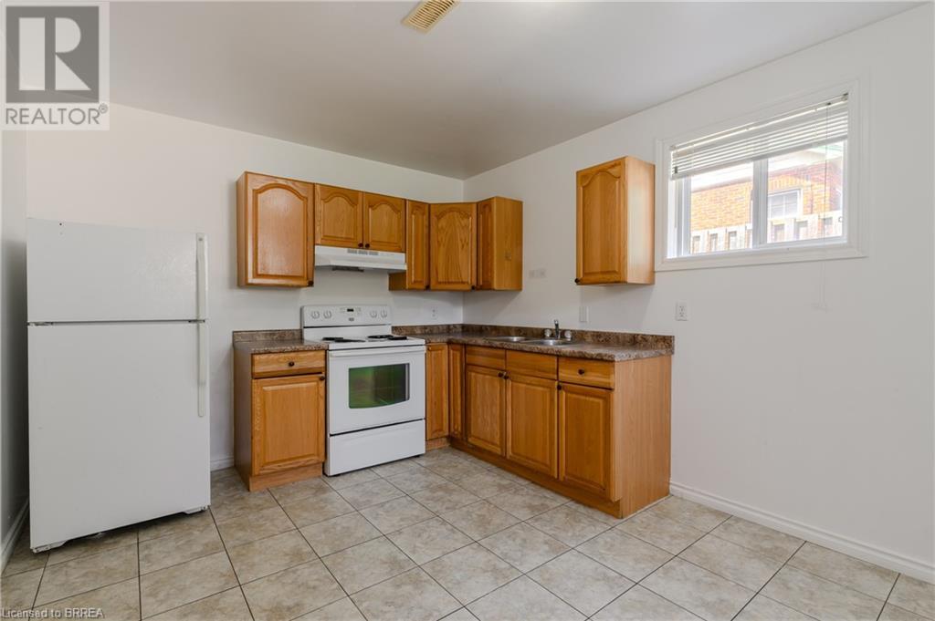 Photo 18 of 880 A Colborne Street, Brantford ON