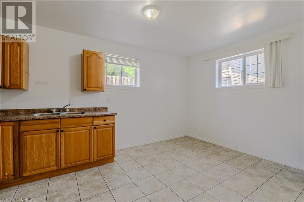 Photo 30 of 880 A Colborne Street, Brantford ON