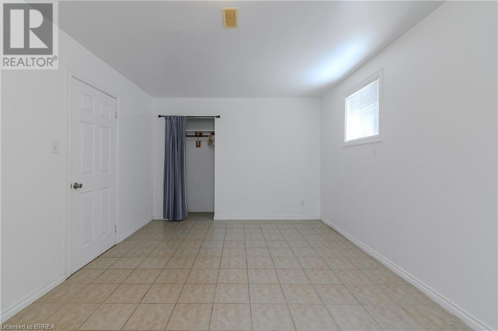 Photo 34 of 880 A Colborne Street, Brantford ON