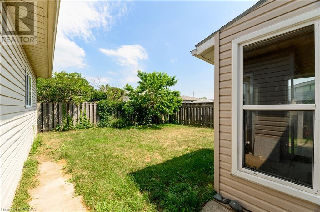 Photo 31 of 880 A Colborne Street, Brantford ON