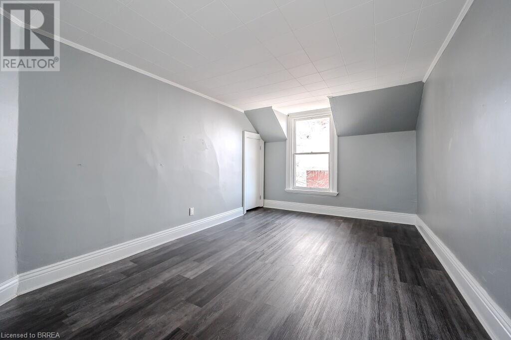 Photo 10 of 39 Park Avenue, Brantford ON