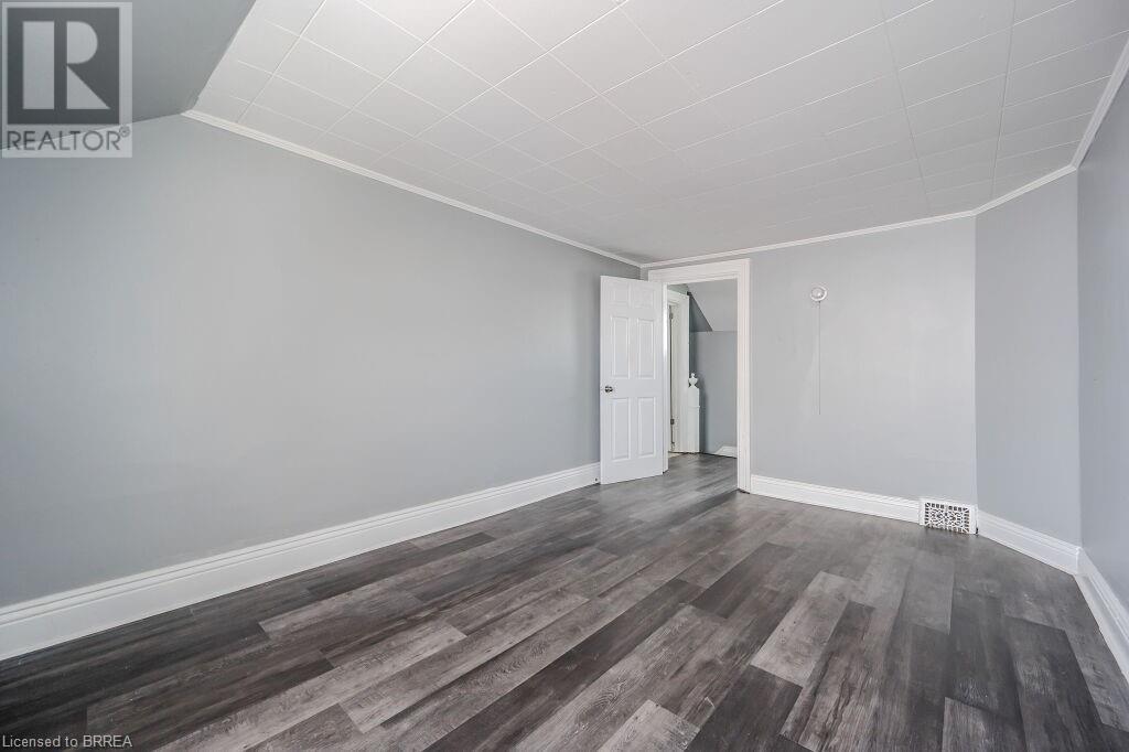 Photo 11 of 39 Park Avenue, Brantford ON