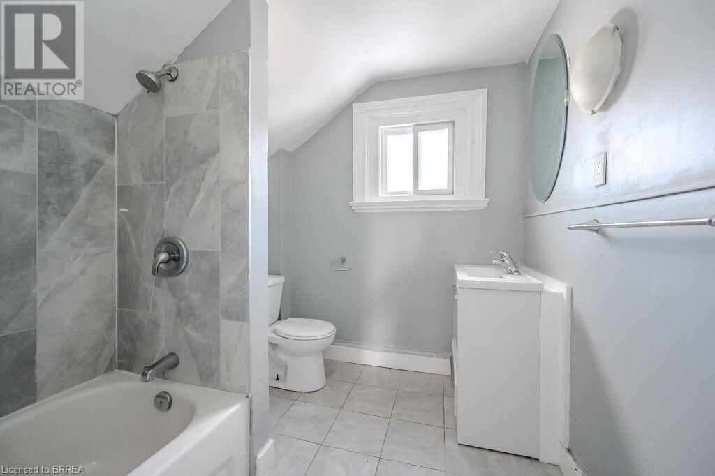Photo 12 of 39 Park Avenue, Brantford ON