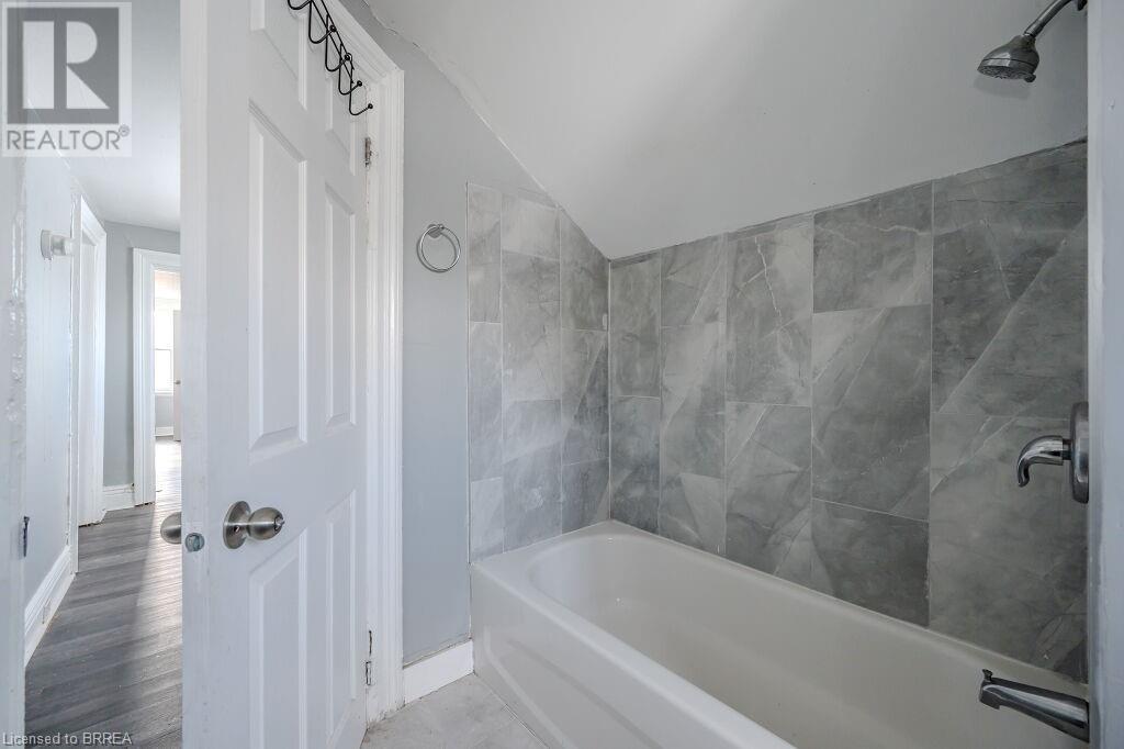 Photo 13 of 39 Park Avenue, Brantford ON