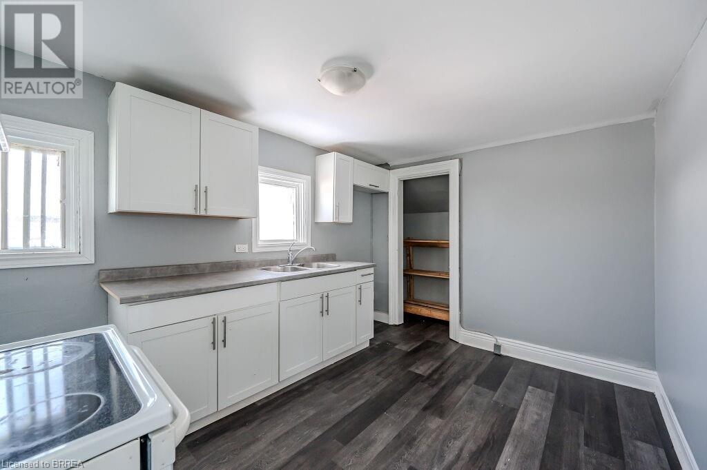 Photo 14 of 39 Park Avenue, Brantford ON