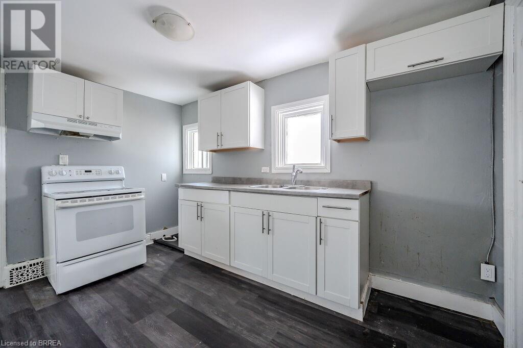 Photo 15 of 39 Park Avenue, Brantford ON