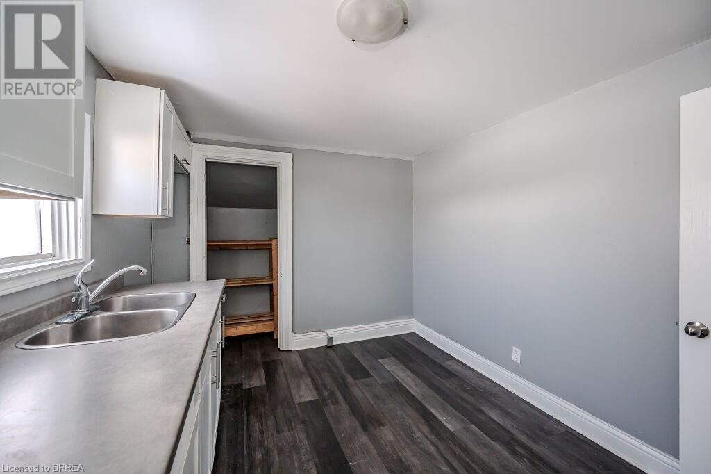 Photo 17 of 39 Park Avenue, Brantford ON