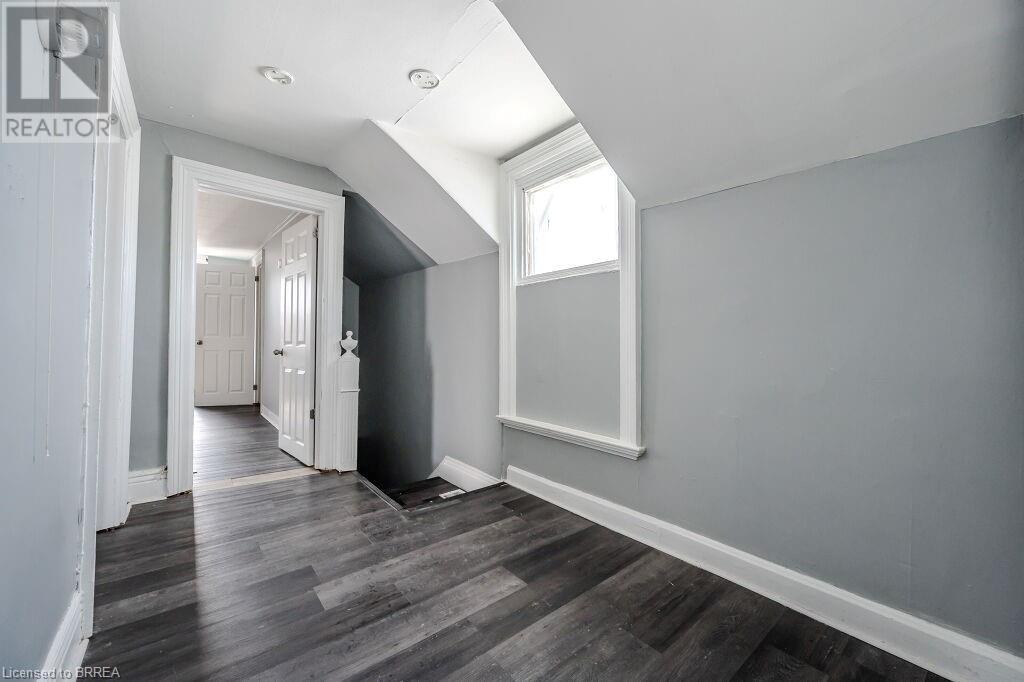 Photo 6 of 39 Park Avenue, Brantford ON