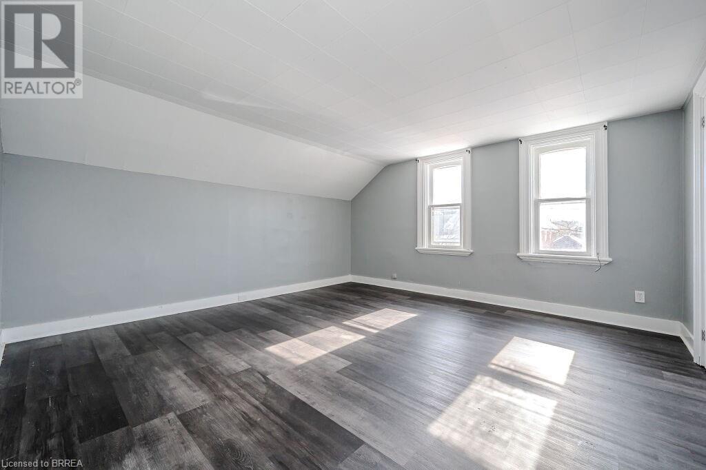 Photo 7 of 39 Park Avenue, Brantford ON