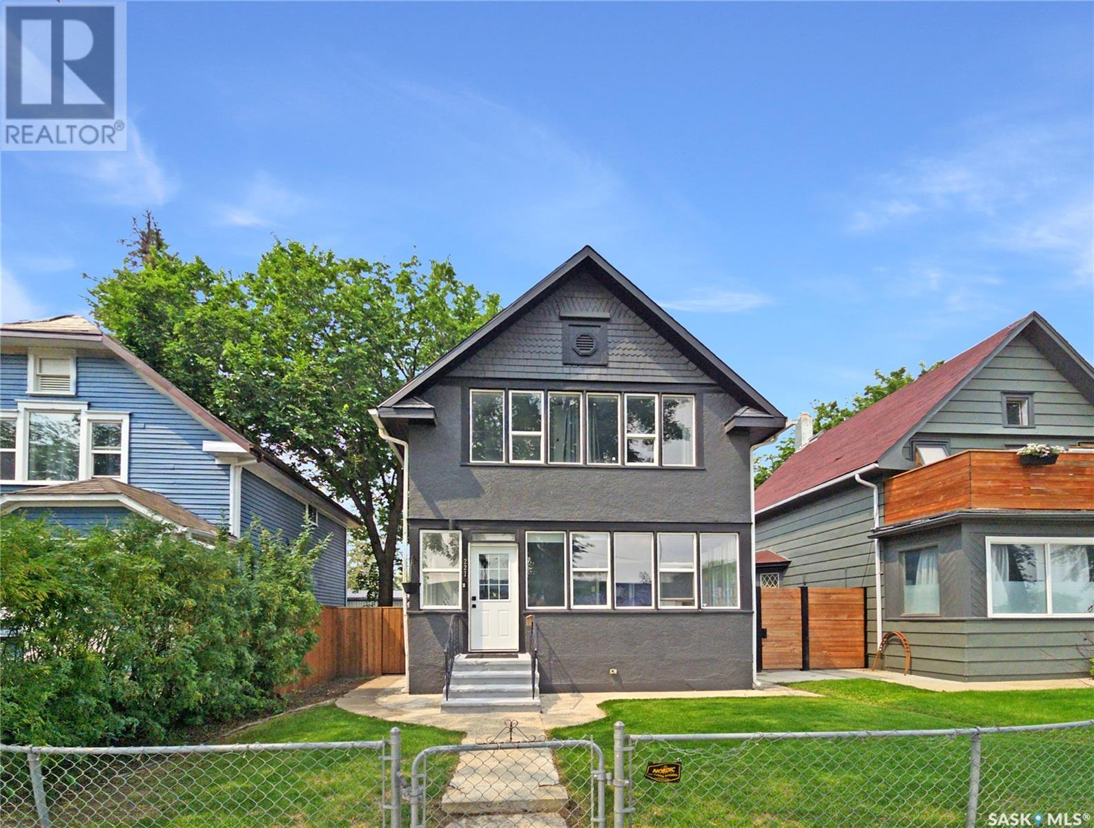 Photo 4 of 227 H Avenue S, Saskatoon SK