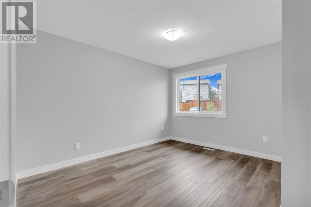 Single Family House 4 Level for Sale in  Bedfield Court NE Beddington Heights Calgary 