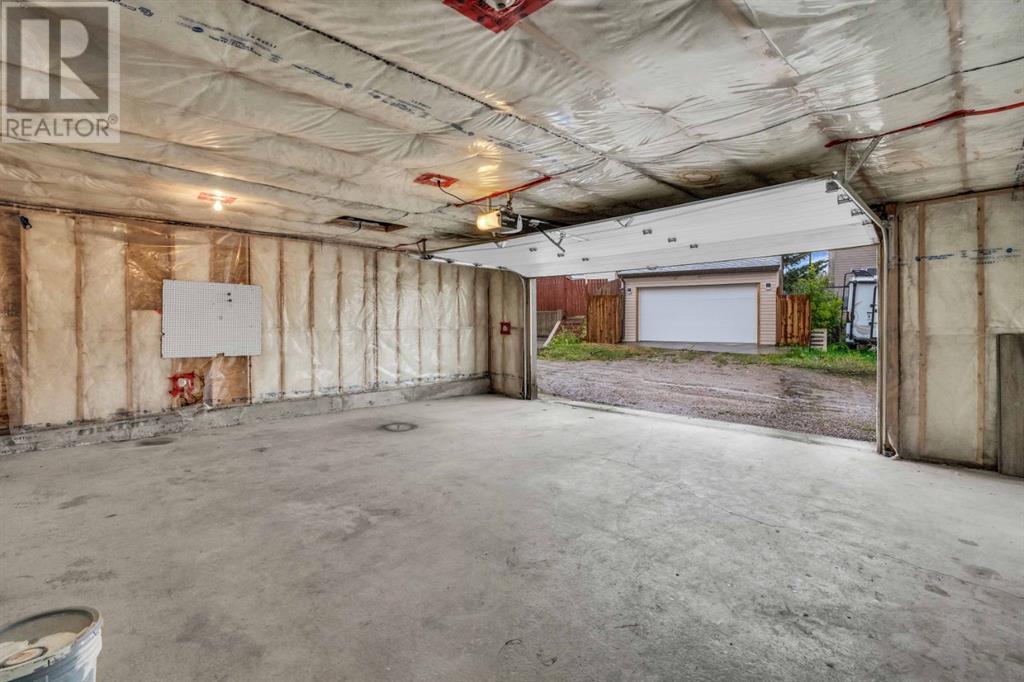 Single Family House 4 Level for Sale in  Bedfield Court NE Beddington Heights Calgary 