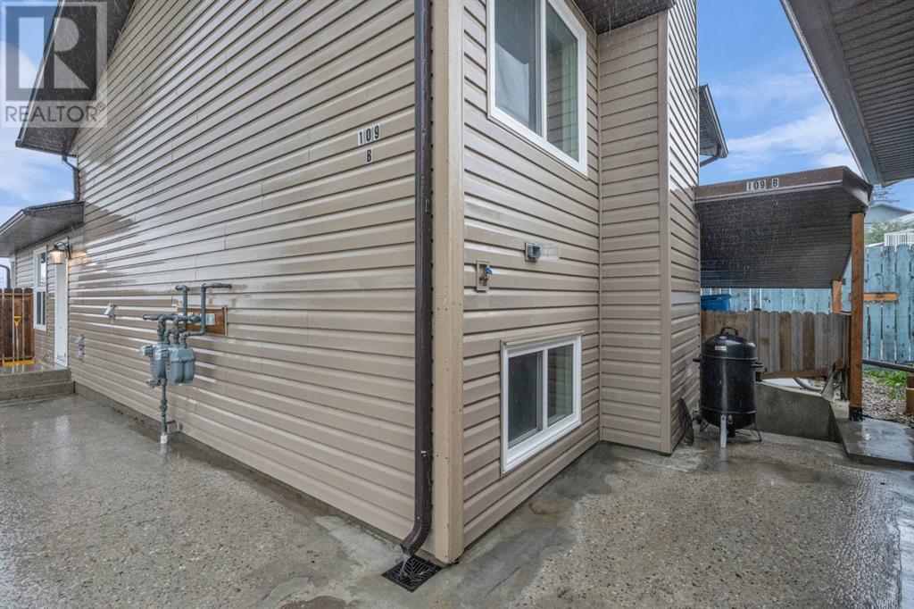 Single Family House 4 Level for Sale in  Bedfield Court NE Beddington Heights Calgary 