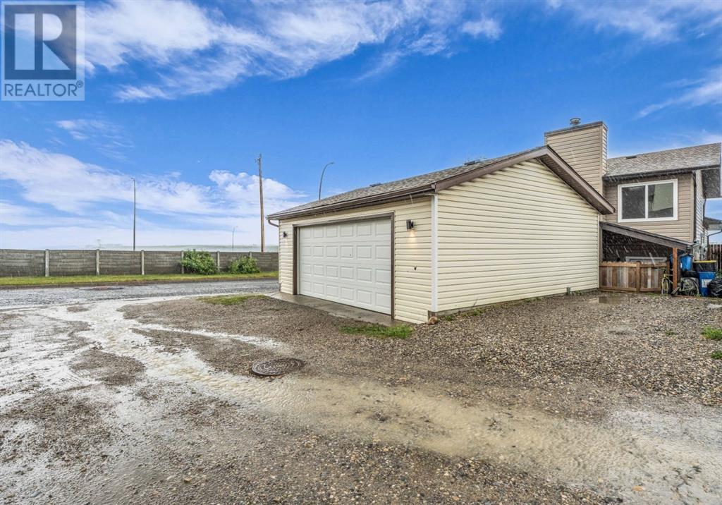 Single Family House 4 Level for Sale in  Bedfield Court NE Beddington Heights Calgary 