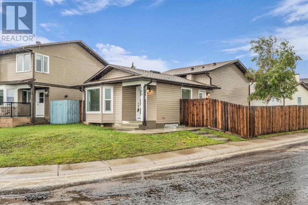 Single Family House 4 Level for Sale in  Bedfield Court NE Beddington Heights Calgary 