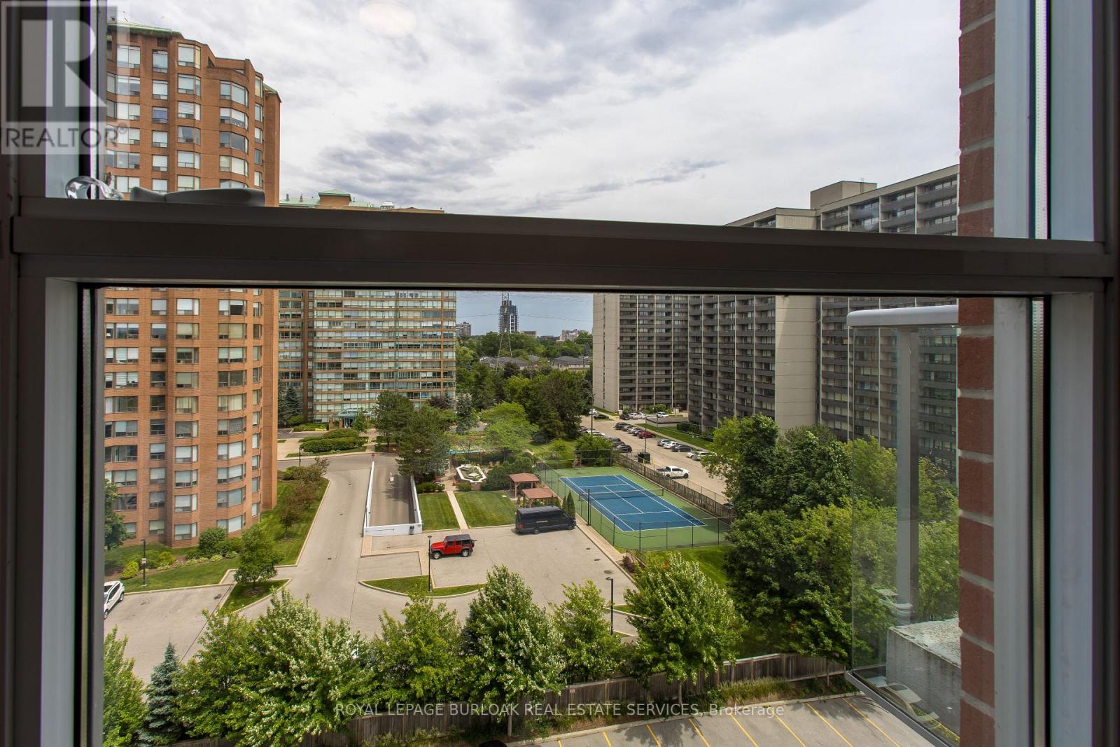 Photo 5 of 814 551 Maple Avenue, Burlington ON