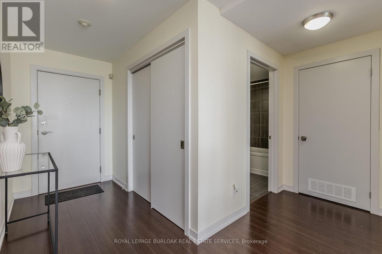 Photo 2 of 814 551 Maple Avenue, Burlington ON