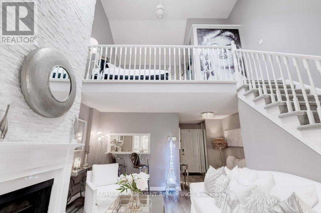 Photo 3 of 11 1280 Maple Crossing Boulevard, Burlington ON