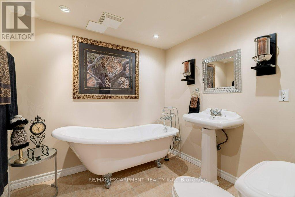 Photo 4 of 11 1280 Maple Crossing Boulevard, Burlington ON