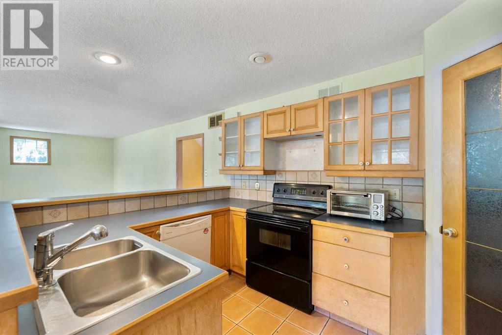 Single Family House 4 Level for Sale in   Street NW Parkdale Calgary 
