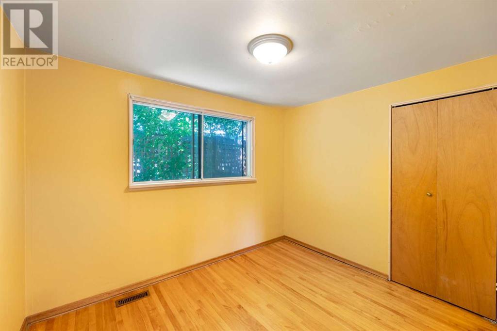 Single Family House 4 Level for Sale in   Street NW Parkdale Calgary 