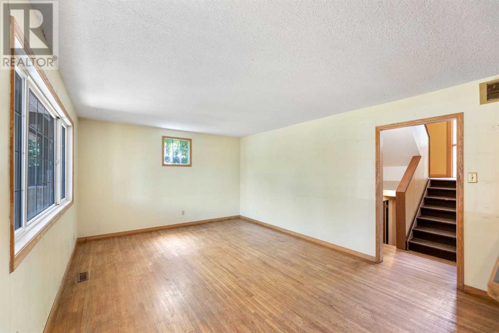 Single Family House 4 Level for Sale in   Street NW Parkdale Calgary 