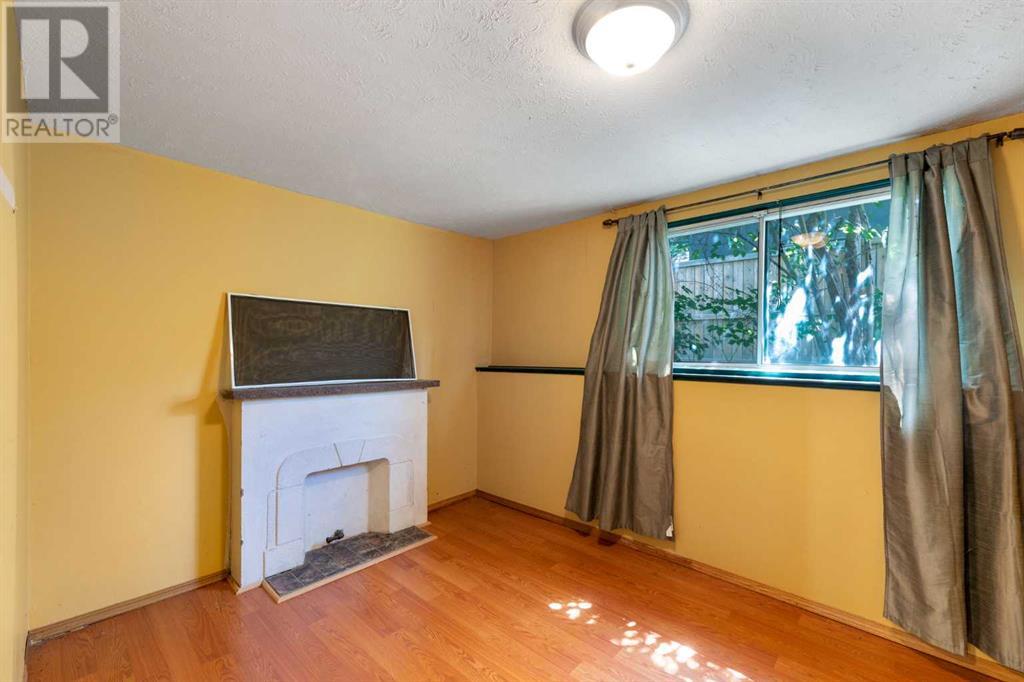 Single Family House 4 Level for Sale in   Street NW Parkdale Calgary 