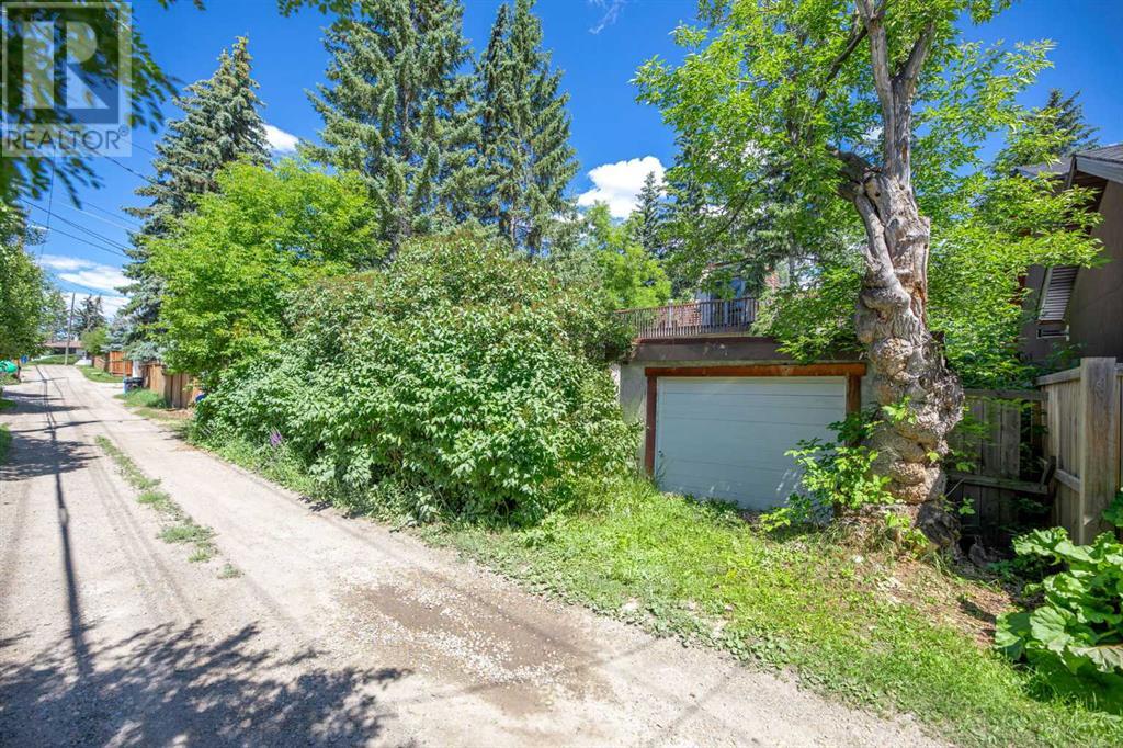 Single Family House 4 Level for Sale in   Street NW Parkdale Calgary 