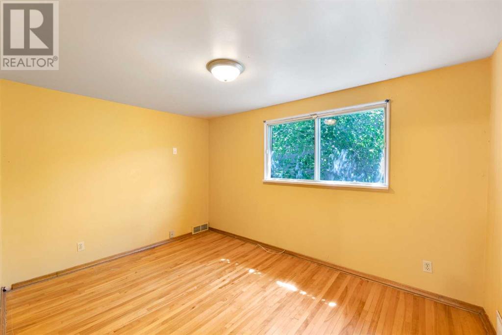 Single Family House 4 Level for Sale in   Street NW Parkdale Calgary 