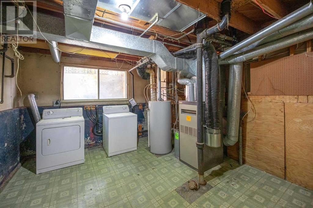 Single Family House 4 Level for Sale in   Street NW Parkdale Calgary 