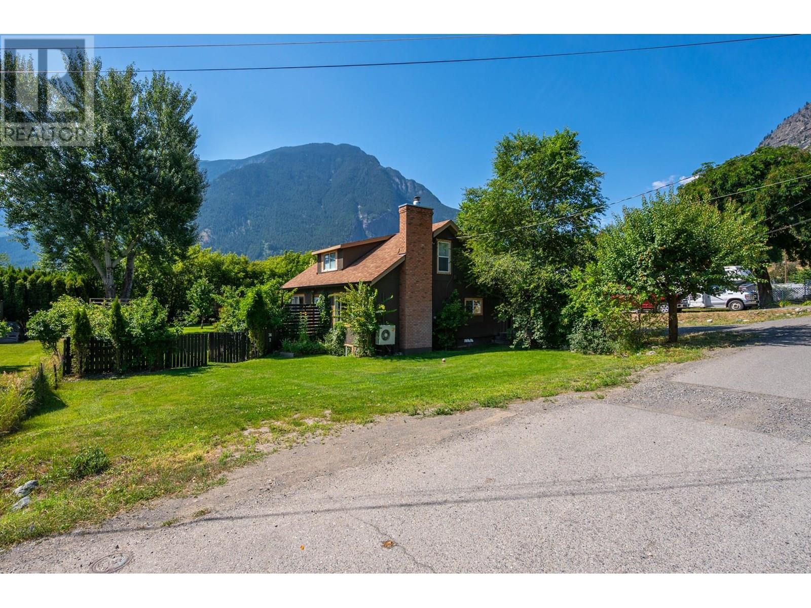 36 14th Avenue, Lillooet