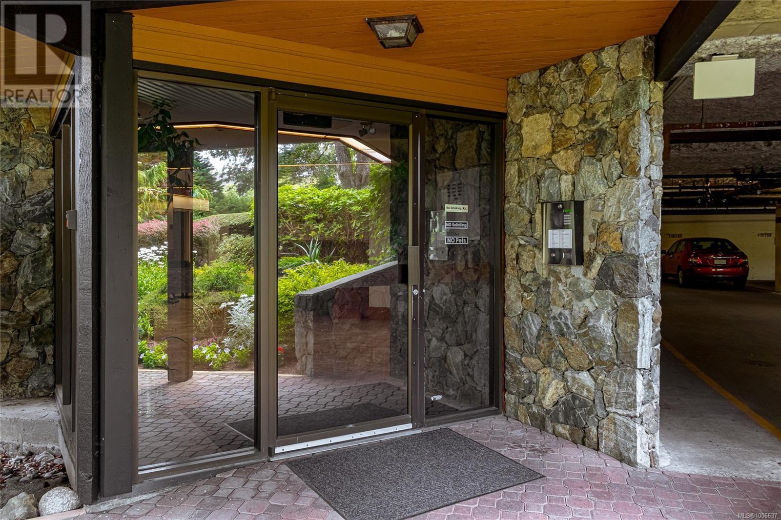 304 1106 Glenora Pl, Saanich