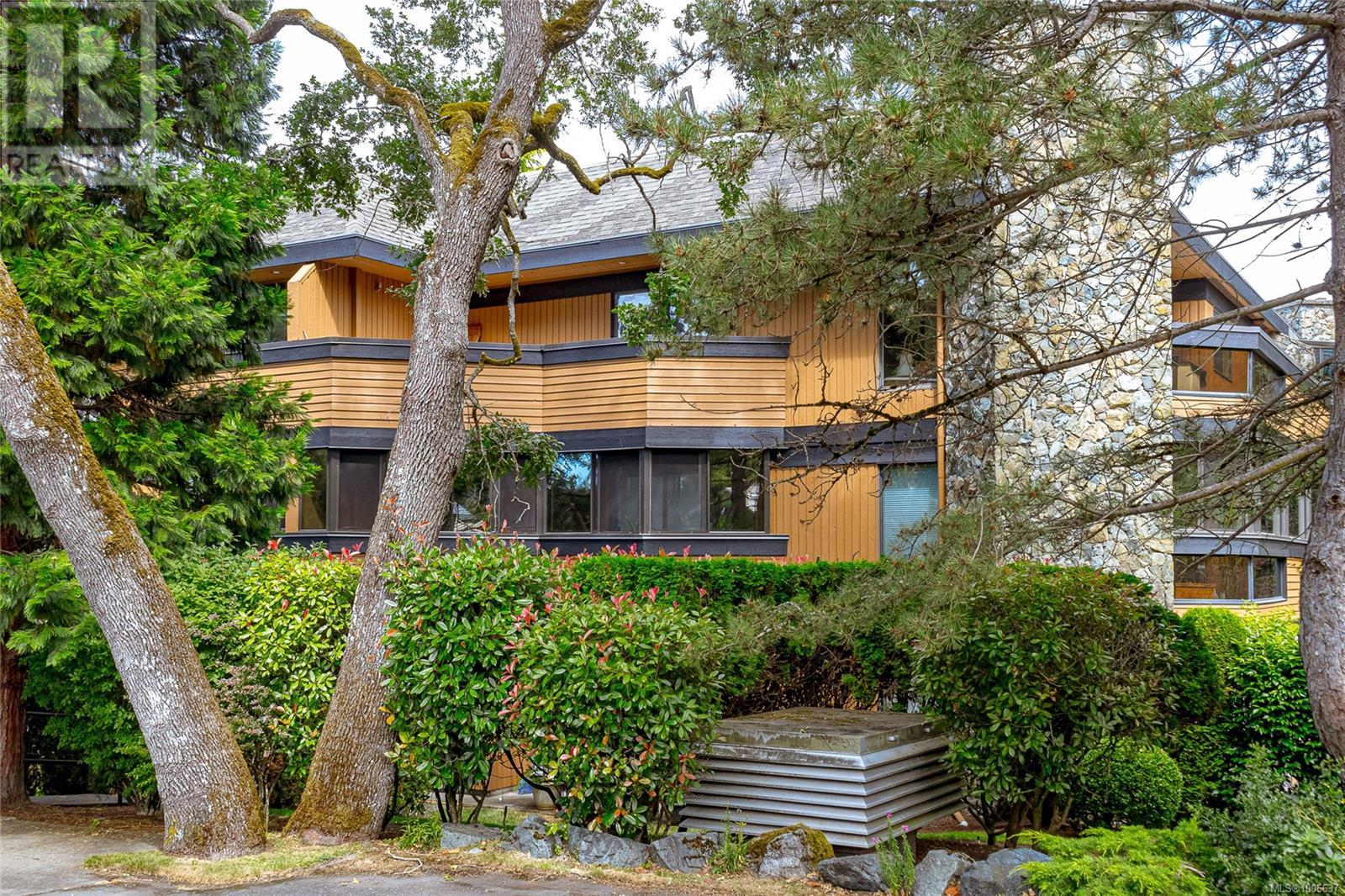 304 1106 Glenora Pl, Saanich