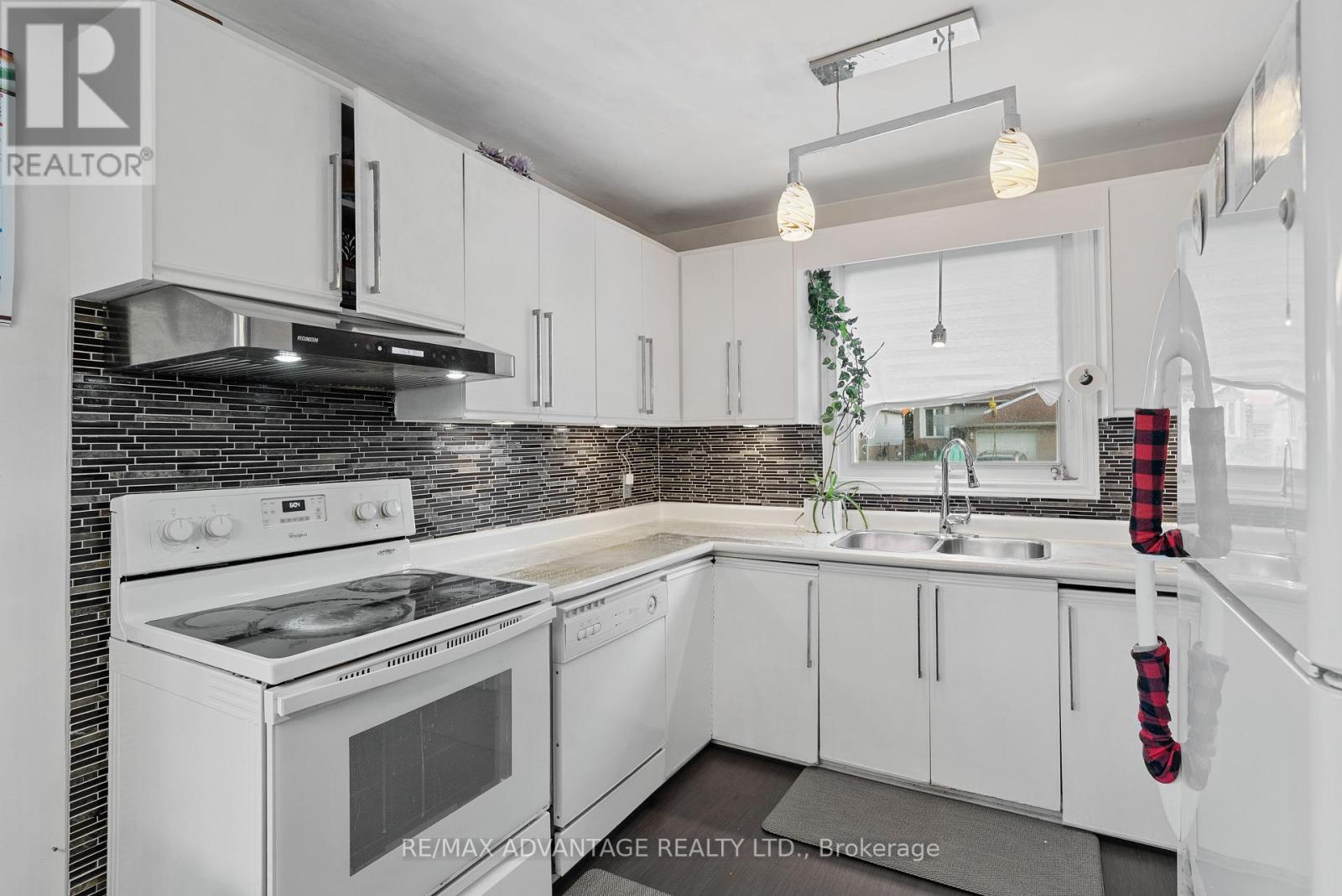 Photo 23 of 95 Clarence Avenue, Leamington ON